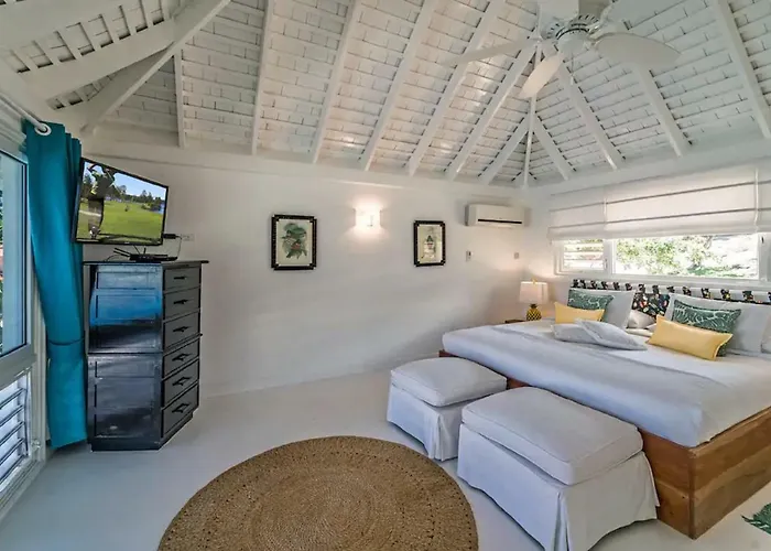 Villa Hospitality Expert Eden View Pool Chef