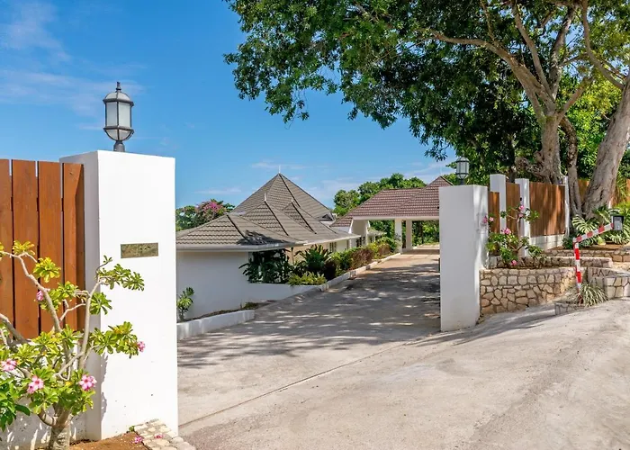 Hospitality Expert Eden View Pool Chef